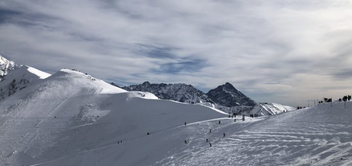 narciarze na ośnieżonych stokach Kasprowego Wierchu